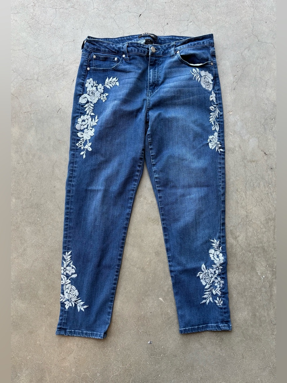 Stunning Baccini Embroidered Floral Skinny Cropped Jeans Size 12
